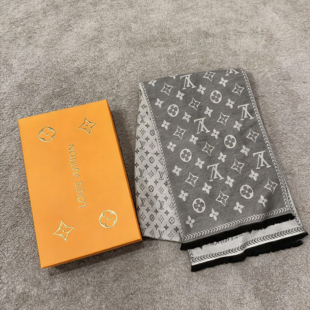 Louis Vuitton Gray Monogram Contrast Edge Wrap